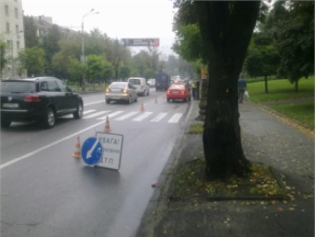 В Киеве таксист сбил пешехода (Фото) В Киеве таксист сбил пешехода (Фото)