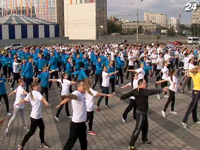 Днепропетровские чиновники вышли на зарядку, чтобы показать пример детям
