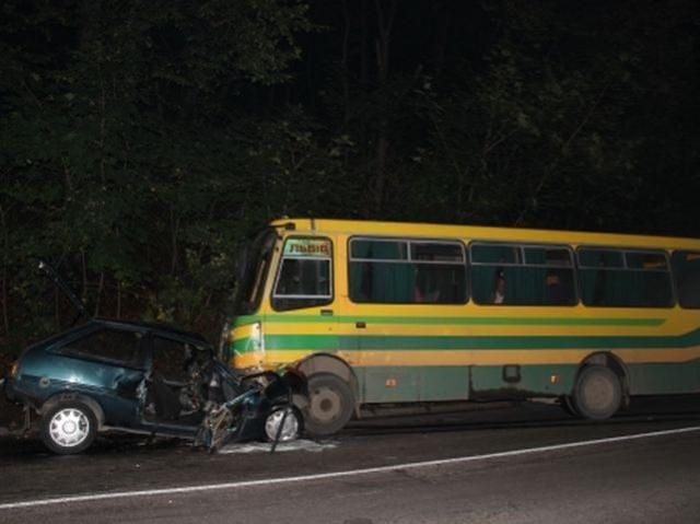 Во Львове в аварии легковушки и автобуса погиб подросток