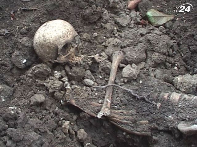 Чоловік на власному подвір’ї знайшов людські останки Чоловік на власному подвір’ї знайшов людські останки