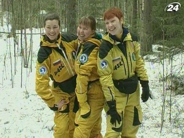 Спортивный автостоп - соревнования путешественников в желтых комбинезонах Спортивный автостоп - соревнования путешественников в желтых комбинезонах