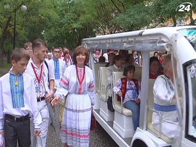 Близько 100 жителів і гостей Євпаторії одягли національні строї