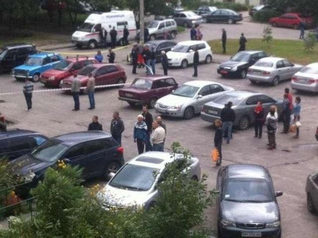 В Харькове пенсионер взорвал стоянку, после чего застрелился (Фото) В Харькове пенсионер взорвал стоянку, после чего застрелился (Фото)