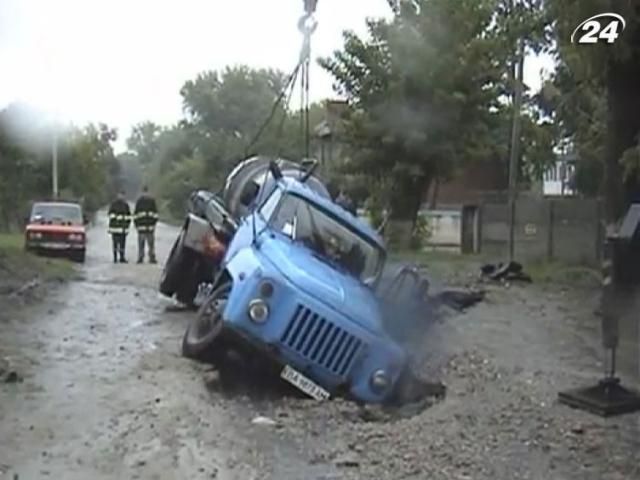 У Кіровограді машина провалилася в яму, яка утворилась після зливи