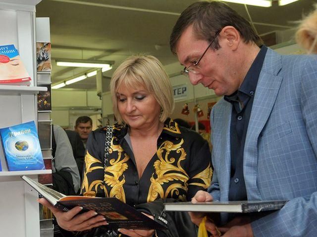 Луценко похвастался приобретенными книгами на Форуме издателей во Львове (Фото)