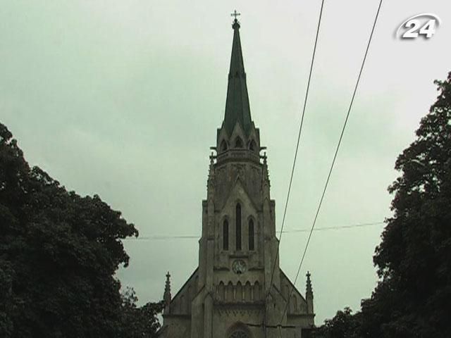 У Чернівцях намагаються відновити костел Найсвятішого Серця Ісуса У Чернівцях намагаються відновити костел Найсвятішого Серця Ісуса