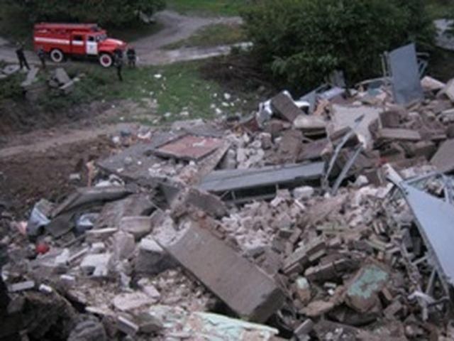 Оползень в Белой Церкви разрушил 8 гаражей Оползень в Белой Церкви разрушил 8 гаражей