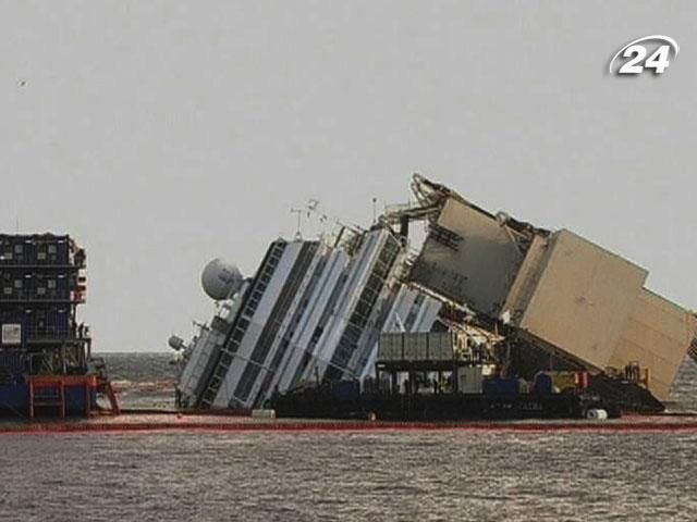 Сотні людей зібралися подивитися на підйом Costa Concordia