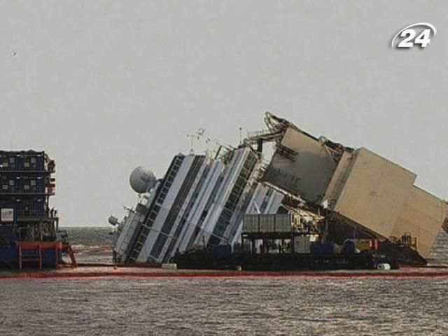 Сотни людей собрались посмотреть на подъем Costa Concordia