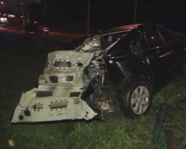 Від зіткнення зі стовпом авто "вивернулося навиворіт" Від зіткнення зі стовпом авто "вивернулося навиворіт"