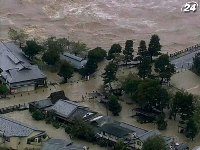 Мощный тайфун в Японии уносит жизни людей