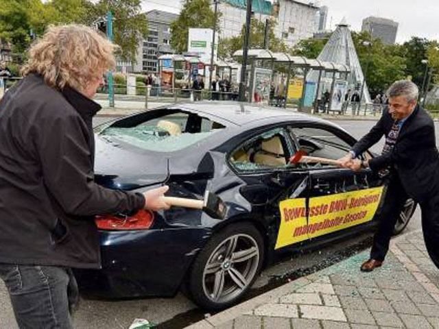 Видео дня: Итальянец кувалдой и топором разбил свой спорткар за 120 тысяч евро