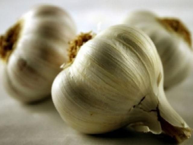 Британцы на скорость поедали чеснок Британцы на скорость поедали чеснок