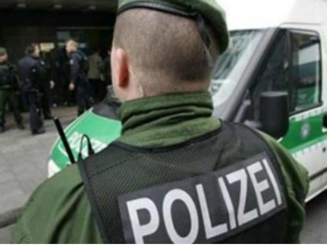 В Австрии преступник застрелил трех человек и взял полицейского в заложники