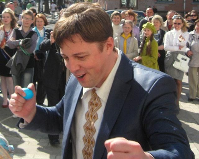 Заступник Тернопільської ОДА не пояснює, звідки у нього машина за мільйон Заступник Тернопільської ОДА не пояснює, звідки у нього машина за мільйон