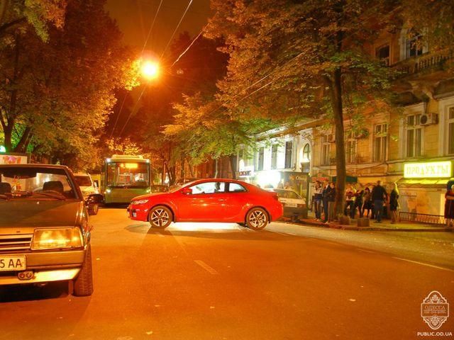 В Одессе женщина припарковалась посреди дороги и пошла "на кофе" (Фото)