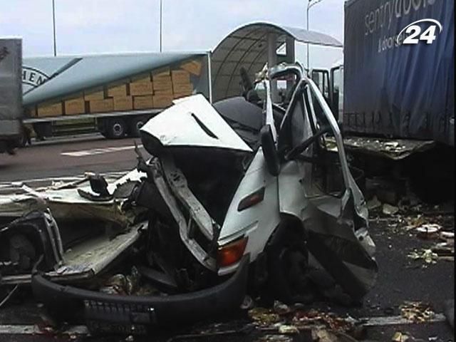 Правоохоронці почали розслідування аварії на трасі Київ-Чоп Правоохоронці почали розслідування аварії на трасі Київ-Чоп