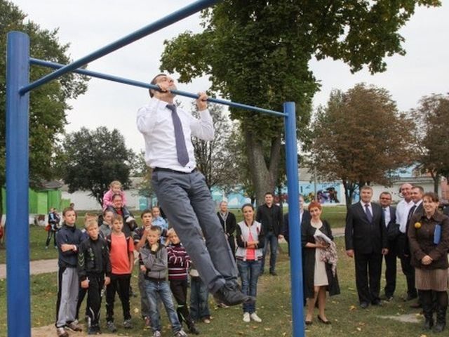 Сумской губернатор показал, как нужно подтягиваться (Фото. видео) Сумской губернатор показал, как нужно подтягиваться (Фото. видео)