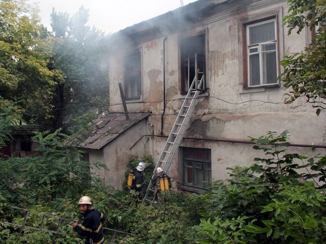 В Луганске сгорел дом: есть пострадавшие