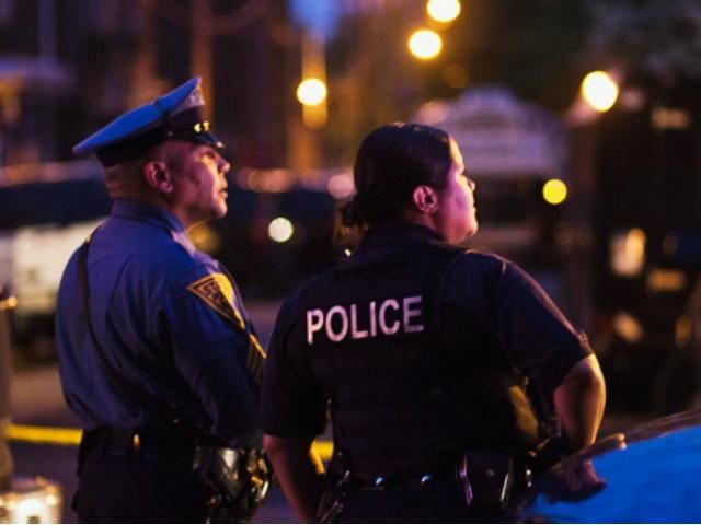 В Чикаго неизвестные обстреляли людей: 11 человек ранены (Фото) В Чикаго неизвестные обстреляли людей: 11 человек ранены (Фото)