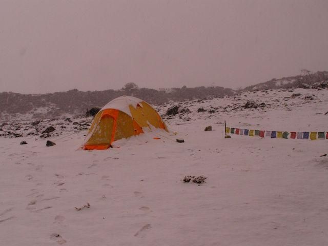 В Карпатах двое туристов попали в снежную ловушку В Карпатах двое туристов попали в снежную ловушку