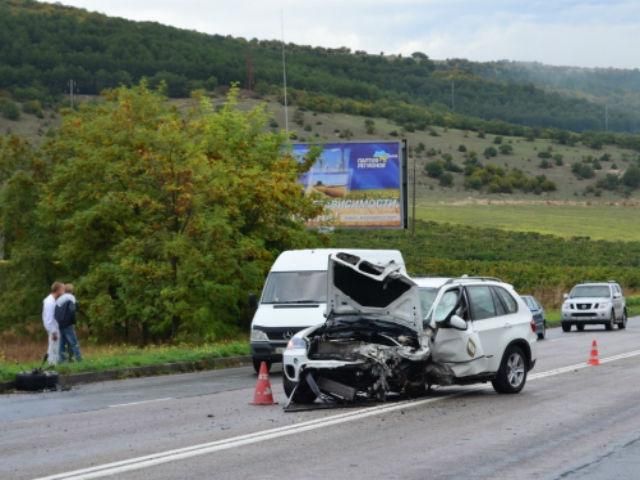 В Крыму в результате аварии Toyota влетела в виноградники: есть жертвы (Фото)