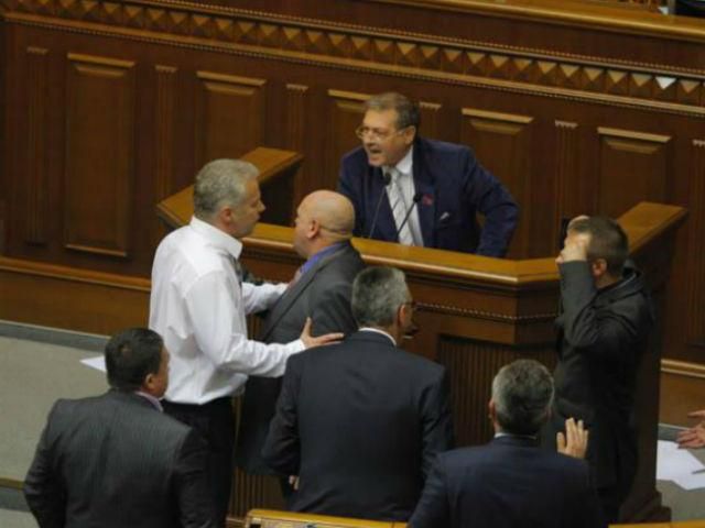 Член "Франції комуністів" атакував нардепів пляшкою (Фото) Член "Франції комуністів" атакував нардепів пляшкою (Фото)