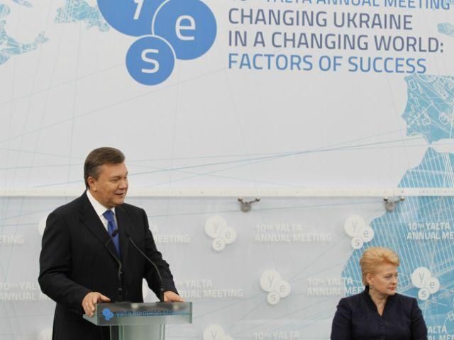 Янукович: Украина - между двух больших монстров (Видео)