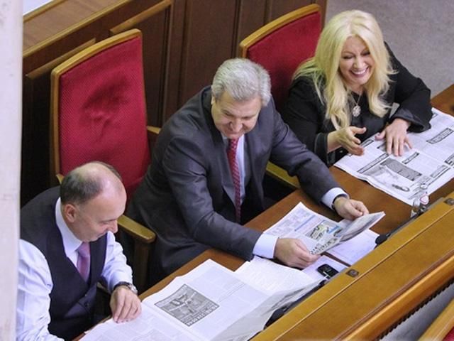 Нардепи на роботі люблять читати бульварну пресу Нардепи на роботі люблять читати бульварну пресу