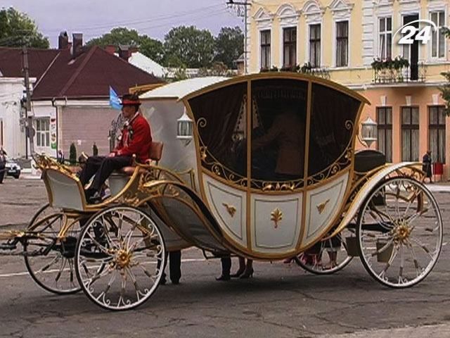 Сторожинецькі ковалі подарували Чернівцям ковану карету