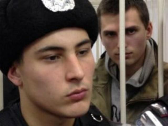 Тюремщики говорят, что Павличенко-младший порезал себе шею Тюремщики говорят, что Павличенко-младший порезал себе шею