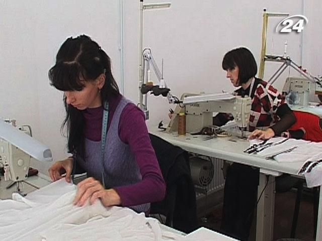 Дизайнери дошивають нові колекції для Ukrainian Fashion Week Дизайнери дошивають нові колекції для Ukrainian Fashion Week