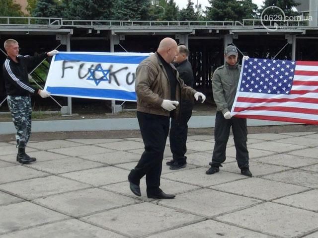 В Маріуполі публічно спалили прапори США та Ізраїлю (Фото)
