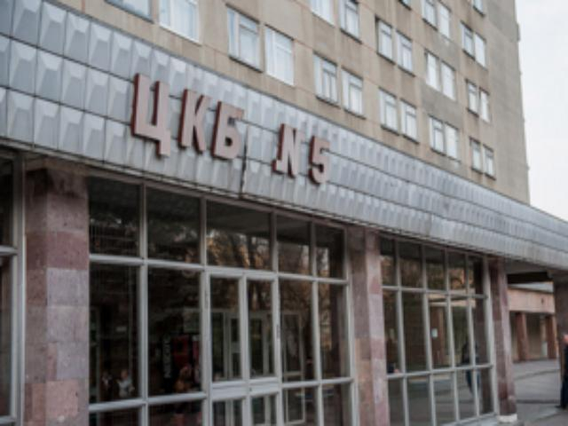 Автозак заїхав на територію лікарні, де перебуває Тимошенко Автозак заїхав на територію лікарні, де перебуває Тимошенко