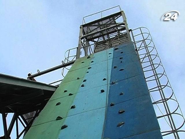 В Днепропетровске ребенок упал с шестиметровой высоты В Днепропетровске ребенок упал с шестиметровой высоты