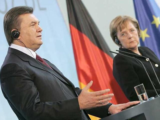 Янукович поздравил Меркель с победой