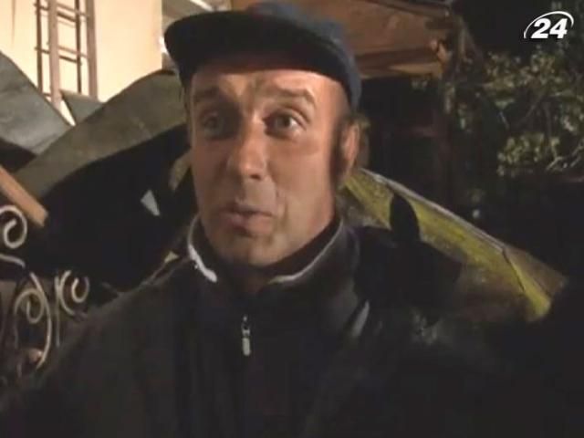 Очевидець урагану в Самборі: Раптово потемніло, зняло дах, залило хату... Очевидець урагану в Самборі: Раптово потемніло, зняло дах, залило хату...