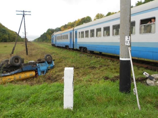Потяг збив молоковоз: є постраждалі (Фото)