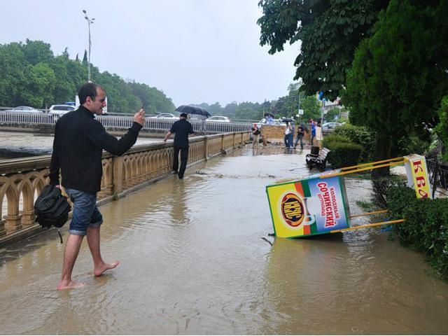 Сочі загрожує сильна повінь: у місті оголосили надзвичайний стан Сочі загрожує сильна повінь: у місті оголосили надзвичайний стан