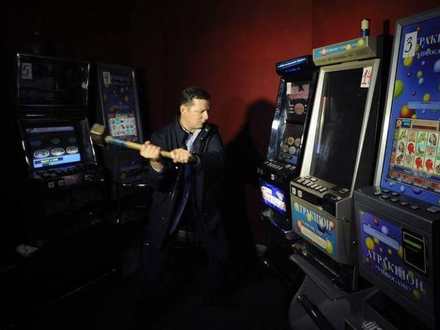 Ляшко розтрощив зал гральних автоматів у центрі Чернігова (Фото. Відео) Ляшко розтрощив зал гральних автоматів у центрі Чернігова (Фото. Відео)