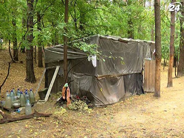 На Киевщине грибники нашли семью, которая жила в лесу На Киевщине грибники нашли семью, которая жила в лесу