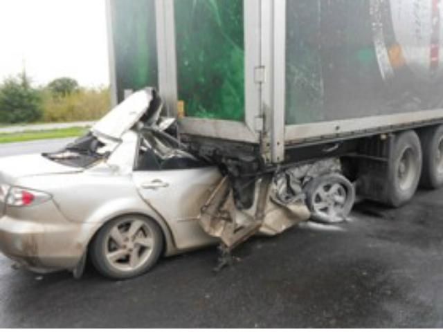 На Полтавщині легковик в'їхав під вантажівку: загинули 2 людини (Фото)