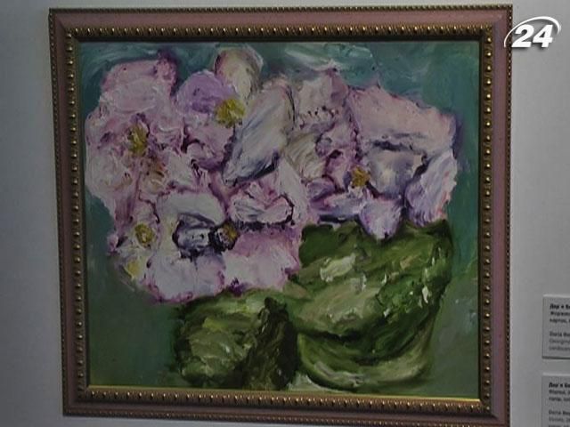 Парализованная девушка рисует картины пальцами ног Парализованная девушка рисует картины пальцами ног