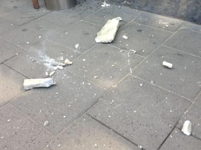 Просто у центрі Львова на молоду жінку впав шматок балкону Просто у центрі Львова на молоду жінку впав шматок балкону