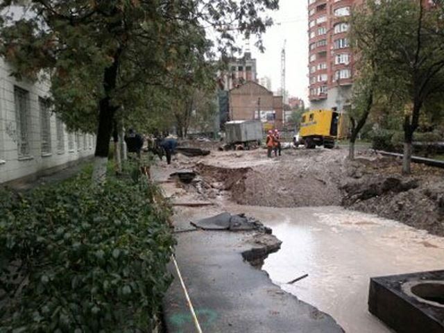 У Києві провалився асфальт: люди бояться, що те саме станеться з хрущовкою У Києві провалився асфальт: люди бояться, що те саме станеться з хрущовкою