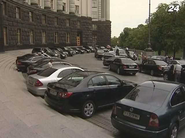 Органы власти покупают новые автомобили, пока тысячи инвалидов стоят в очередях Органы власти покупают новые автомобили, пока тысячи инвалидов стоят в очередях