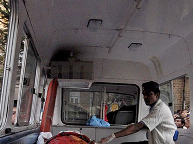 Обвал будинку в Індії: під завалами — півсотні людей (Відео) Обвал будинку в Індії: під завалами — півсотні людей (Відео)