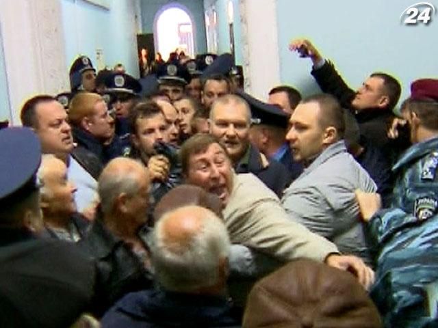 Подія дня: Обурені новими тарифами полтавчани штурмували міську раду Подія дня: Обурені новими тарифами полтавчани штурмували міську раду