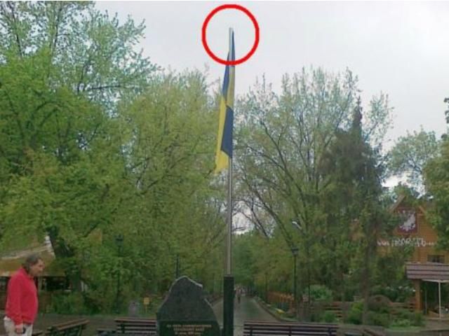 В Харькове хулиганы украли с государственного флага тризуб