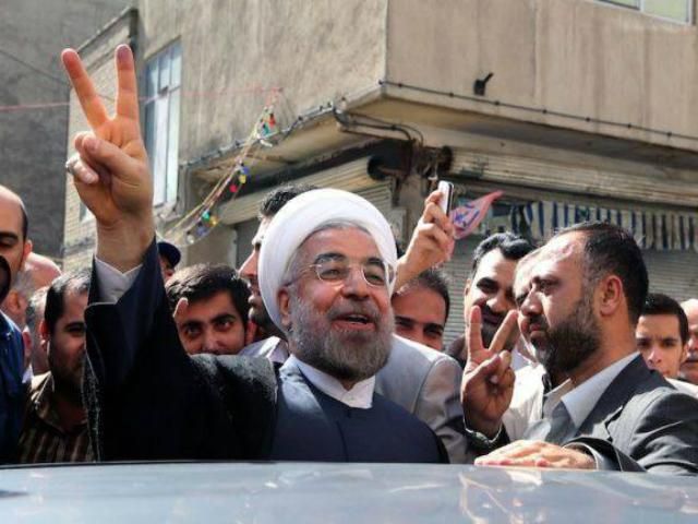 Конвой иранского президента забросали ботинками и яйцами